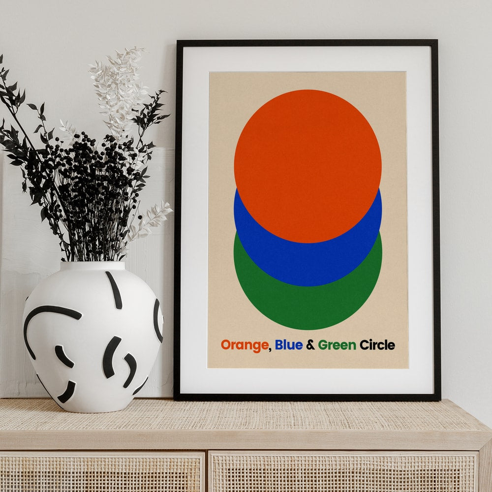 Drei überlappende Kreise in Orange, Blau und Grün mit farbigem Schriftzug