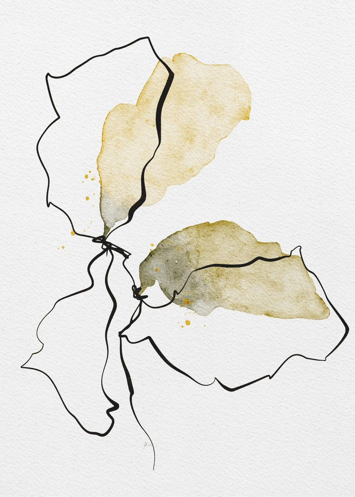 Zeichnung einer Blüte mit schwarzen Linien und ockerfarbenen Aquarellflächen auf Weiß
