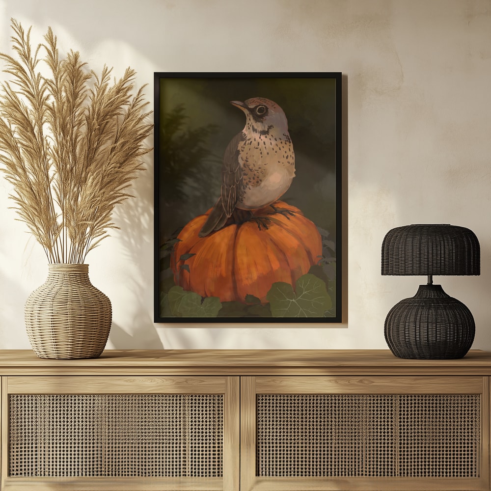 Gemälde eines kleinen gesprenkelten Vogels auf einem orangen Kürbis vor dunkelgrünem Hintergrund