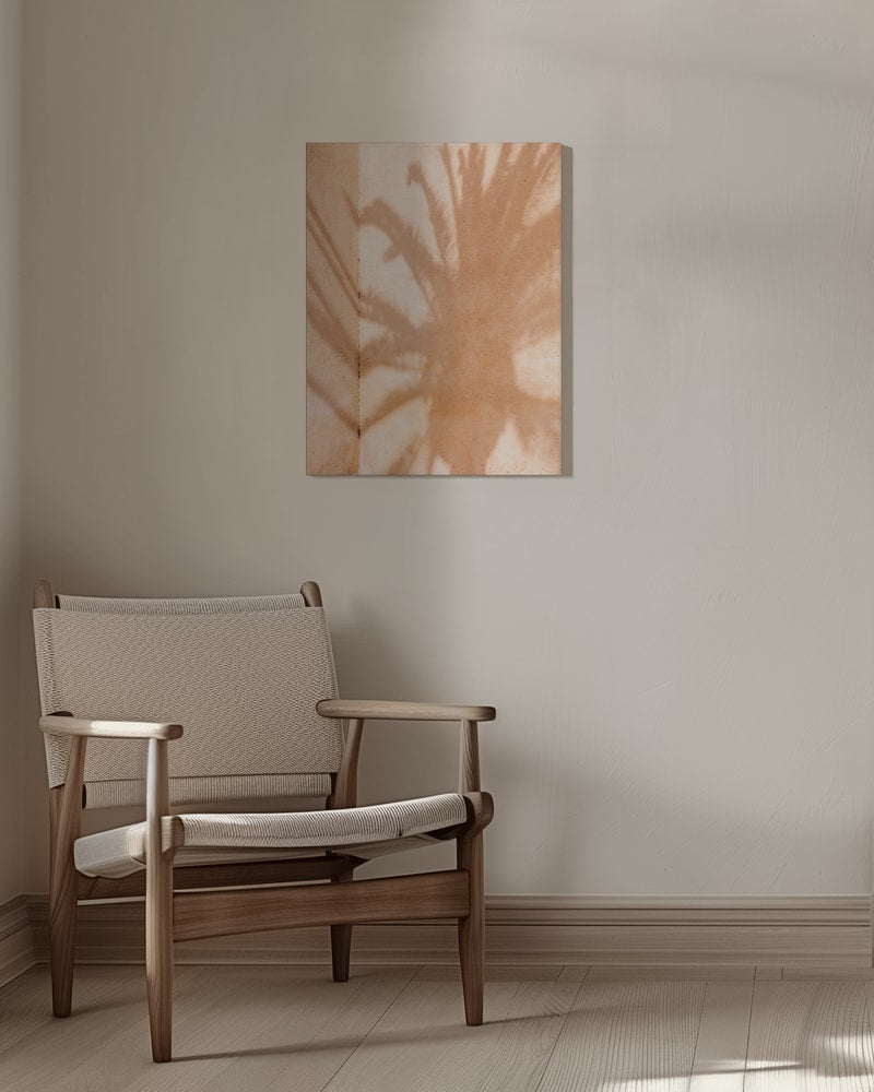 Fotografie eines Palmenschattens auf einer sandfarbenen Wand