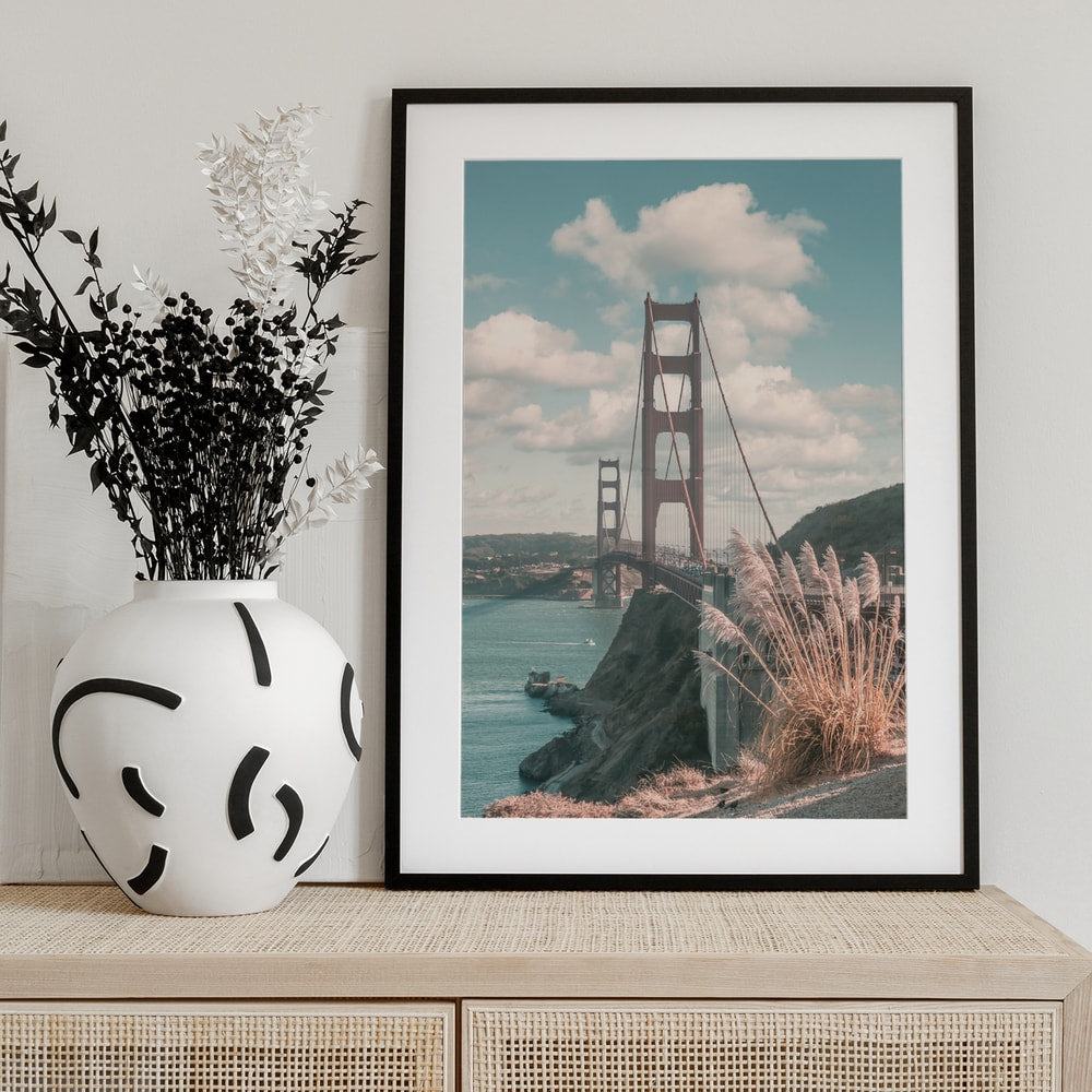 Fotografie der Golden Gate Bridge mit Pampasgras und Wolken in Vintage-Farben