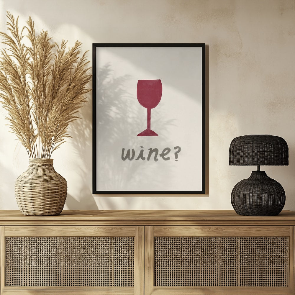 Gemaltes rotes Weinglas mit Schriftzug wine auf hellem Hintergrund