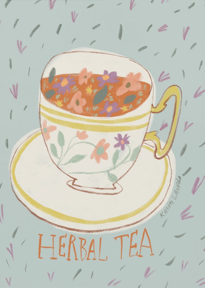 Illustration einer verzierten Tasse mit Blütentee und Schriftzug Herbal Tea auf mintfarbenem Hintergrund