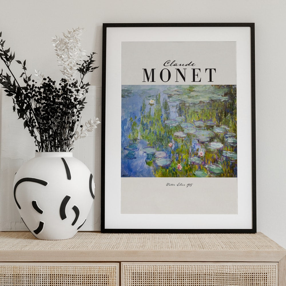 Ausstellungsplakat Claude Monet mit Seerosen auf blau-violettem Wasser, schwarzer Schriftzug