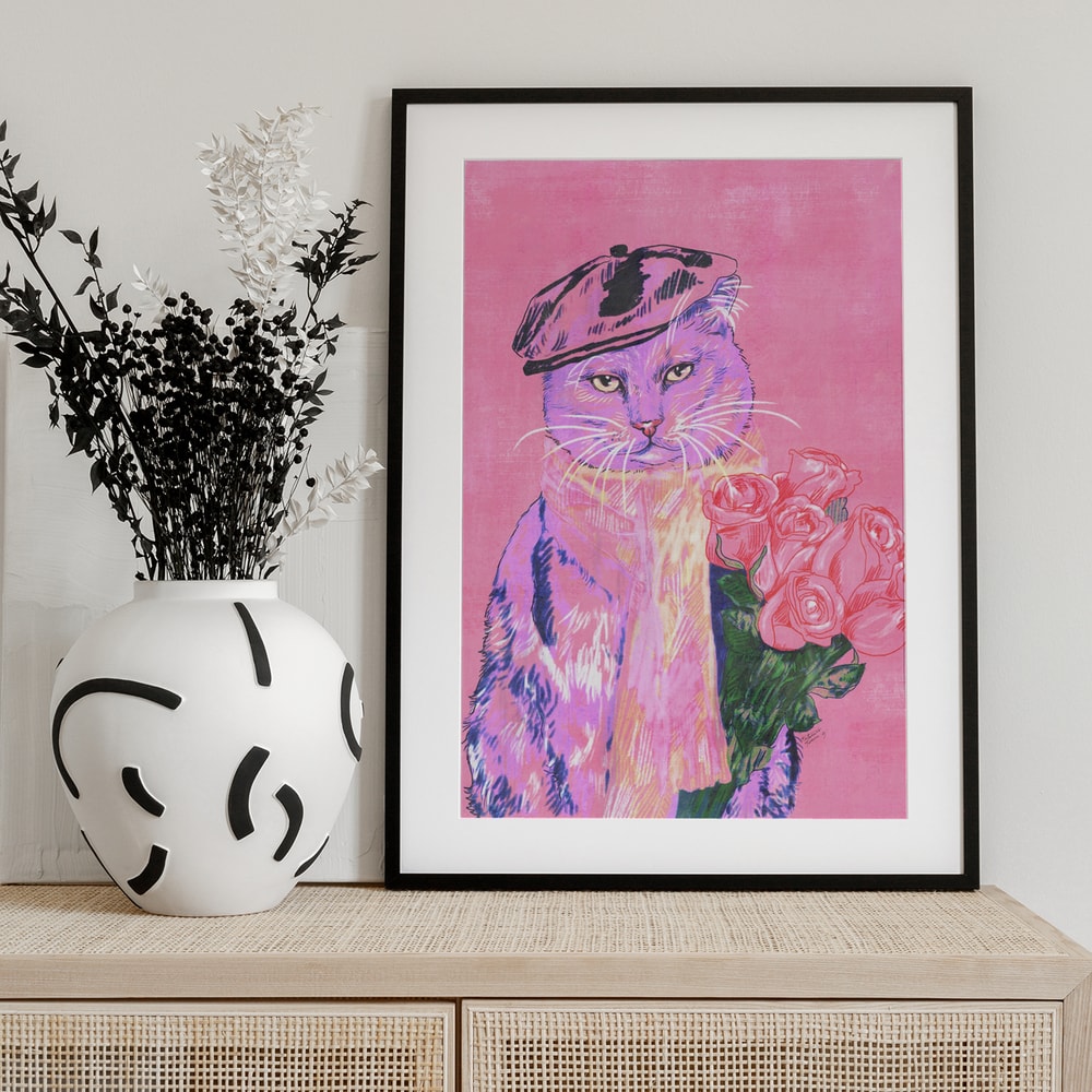 Illustration einer lila Katze mit Baskenmütze und Schal, die rosa Rosen hält, auf pinkem Hintergrund