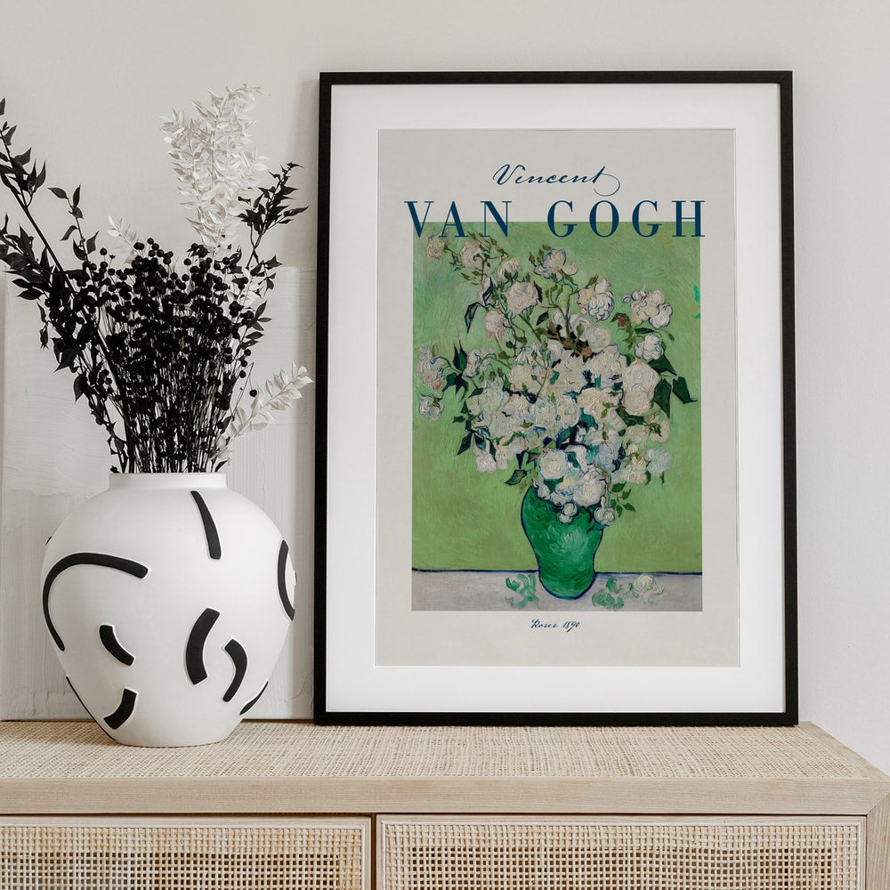 Ausstellungsplakat Vincent van Gogh mit weißen Rosen in grüner Vase, blauer Schriftzug