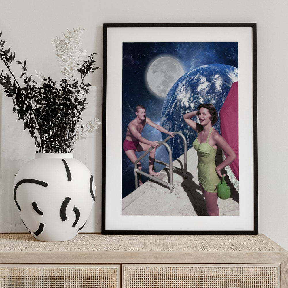 Surreale Collage eines Paars im Retro-Badeanzug am Pool vor Mond und Erde im Weltall