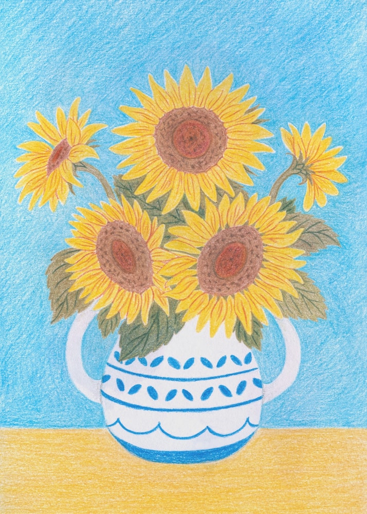 Buntstiftzeichnung von Sonnenblumen in blau-weißem Krug vor hellblauem Hintergrund