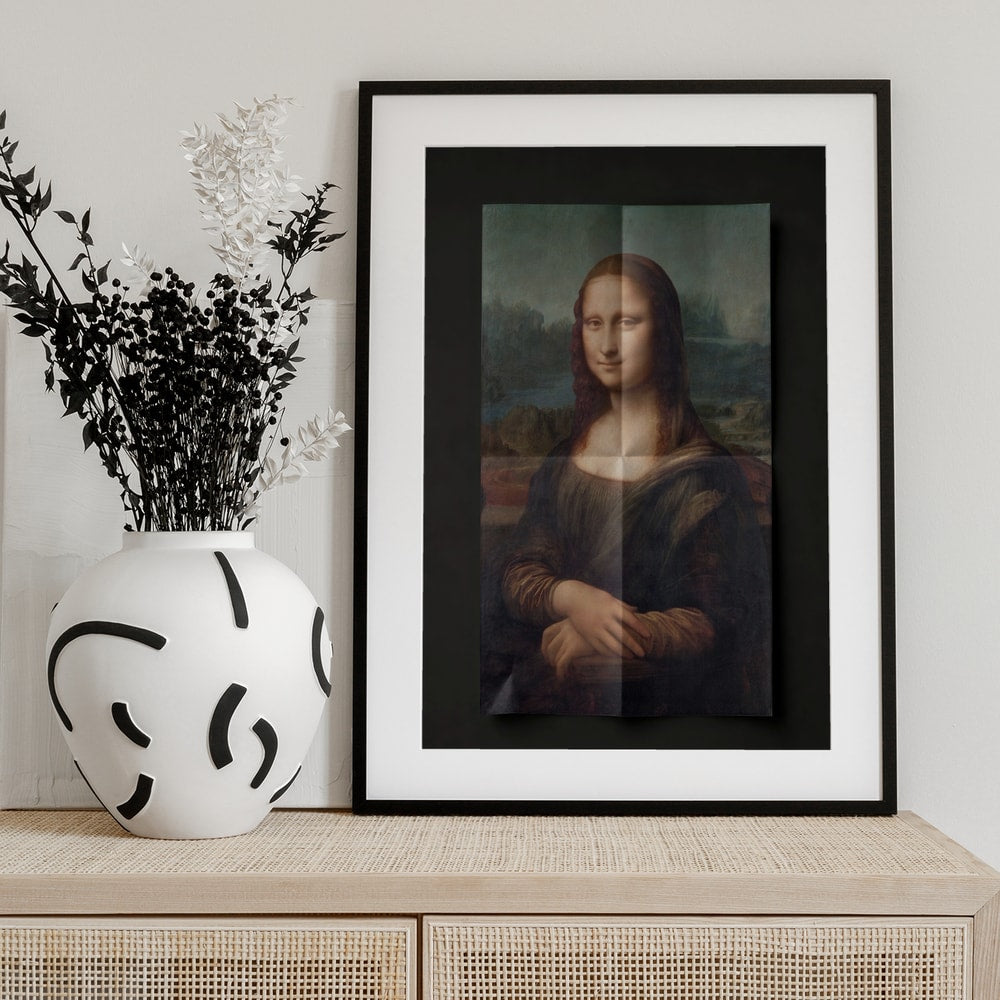 Mona Lisa als gefaltetes Poster mit Knickfalten vor dunklem Hintergrund