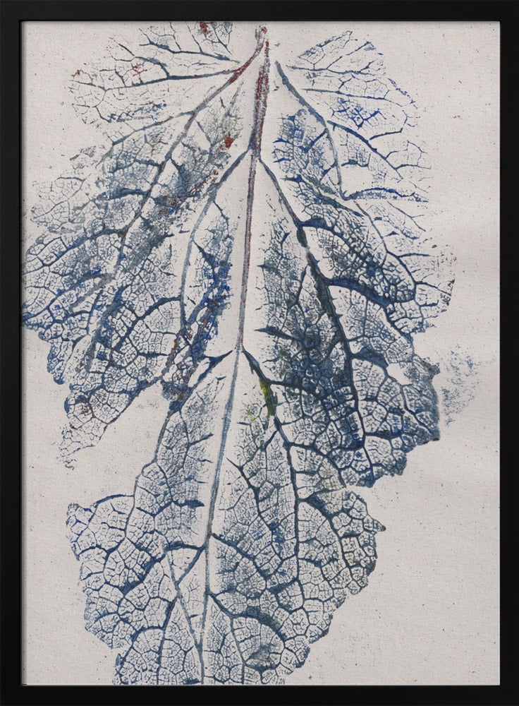 Blaugrauer Blattabdruck mit feinen Blattadern auf hellem Papier