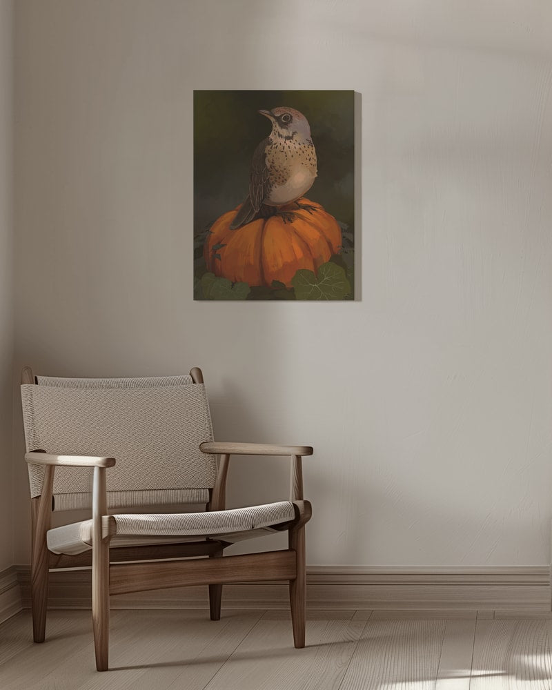 Gemälde eines kleinen gesprenkelten Vogels auf einem orangen Kürbis vor dunkelgrünem Hintergrund