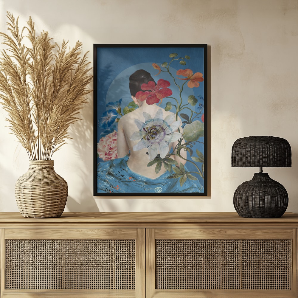 Collage einer Frau von hinten mit Passionsblume, Hibiskus und Winden vor blauem Hintergrund