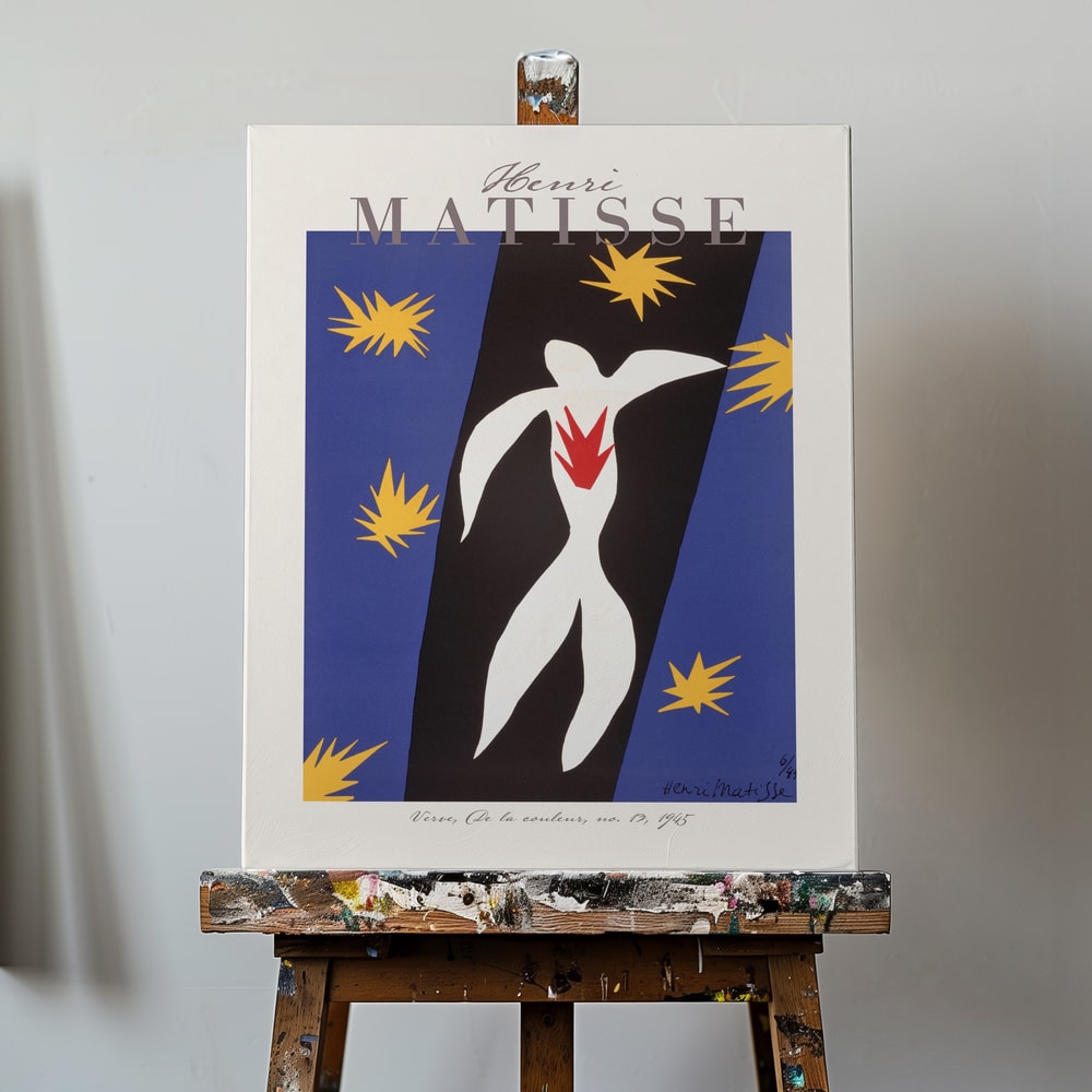 Ausstellungsplakat Henri Matisse mit weißer Ikarus-Figur und gelben Sternen auf Blau, grauer Schriftzug