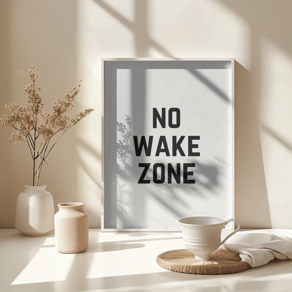 Schwarzer Schriftzug No Wake Zone auf hellem Hintergrund