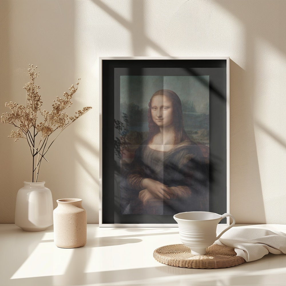 Mona Lisa als gefaltetes Poster mit Knickfalten vor dunklem Hintergrund