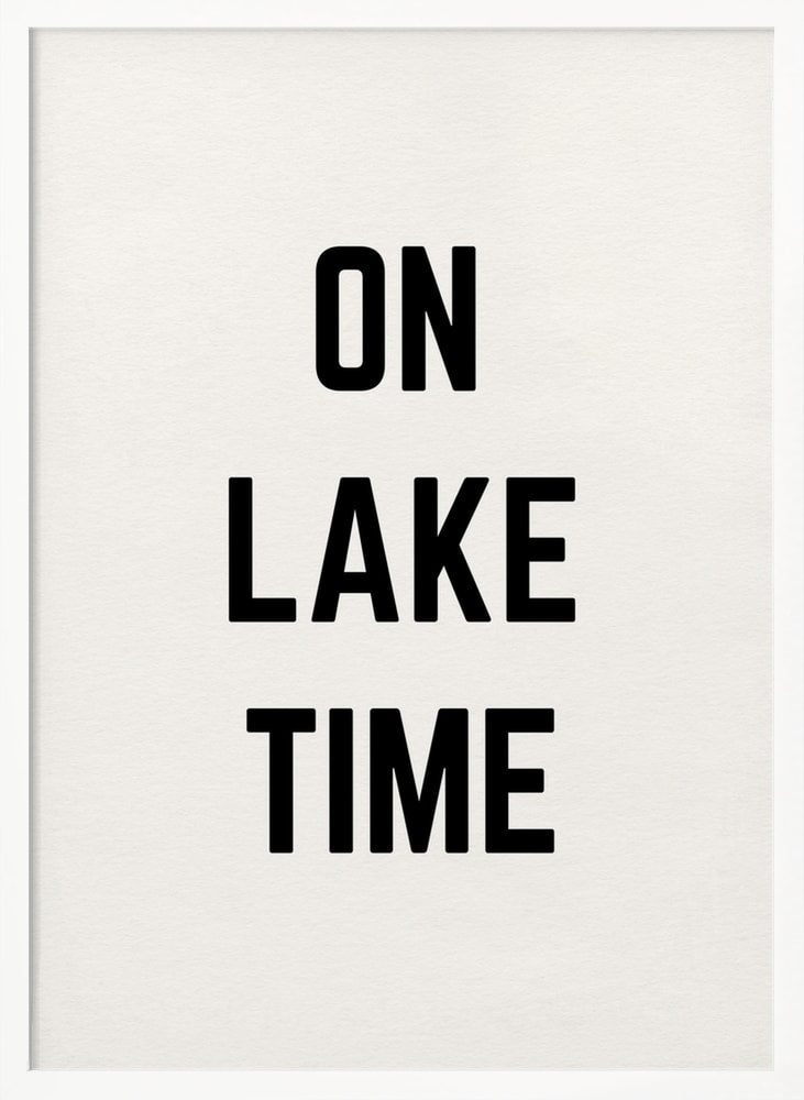 Schwarzer Schriftzug On Lake Time auf hellem Hintergrund