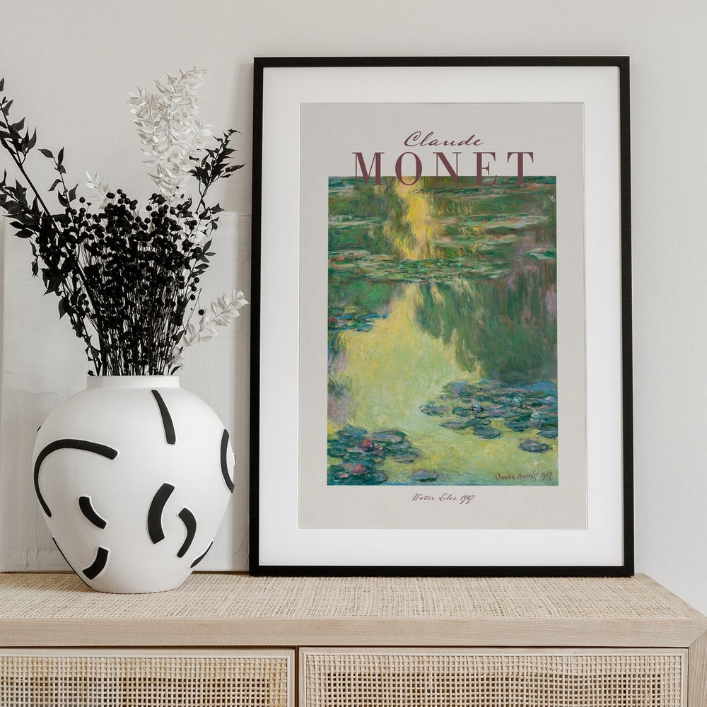 Ausstellungsplakat Claude Monet mit Seerosen auf grünem Wasser, roséfarbener Schriftzug