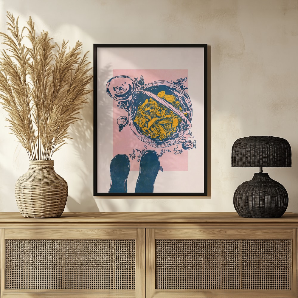 Illustration eines Korbs mit gelben Pilzen und zwei Gummistiefeln von oben auf rosa Hintergrund