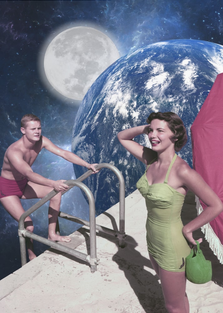 Surreale Collage eines Paars im Retro-Badeanzug am Pool vor Mond und Erde im Weltall