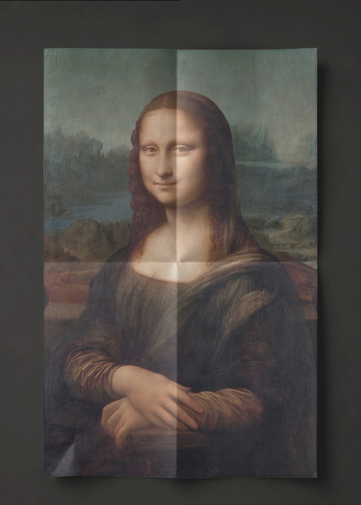 Mona Lisa als gefaltetes Poster mit Knickfalten vor dunklem Hintergrund