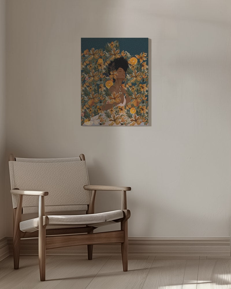 Illustration einer Frau mit geschlossenen Augen zwischen orangen Blüten und Orangen unter einem Sternenhimmel