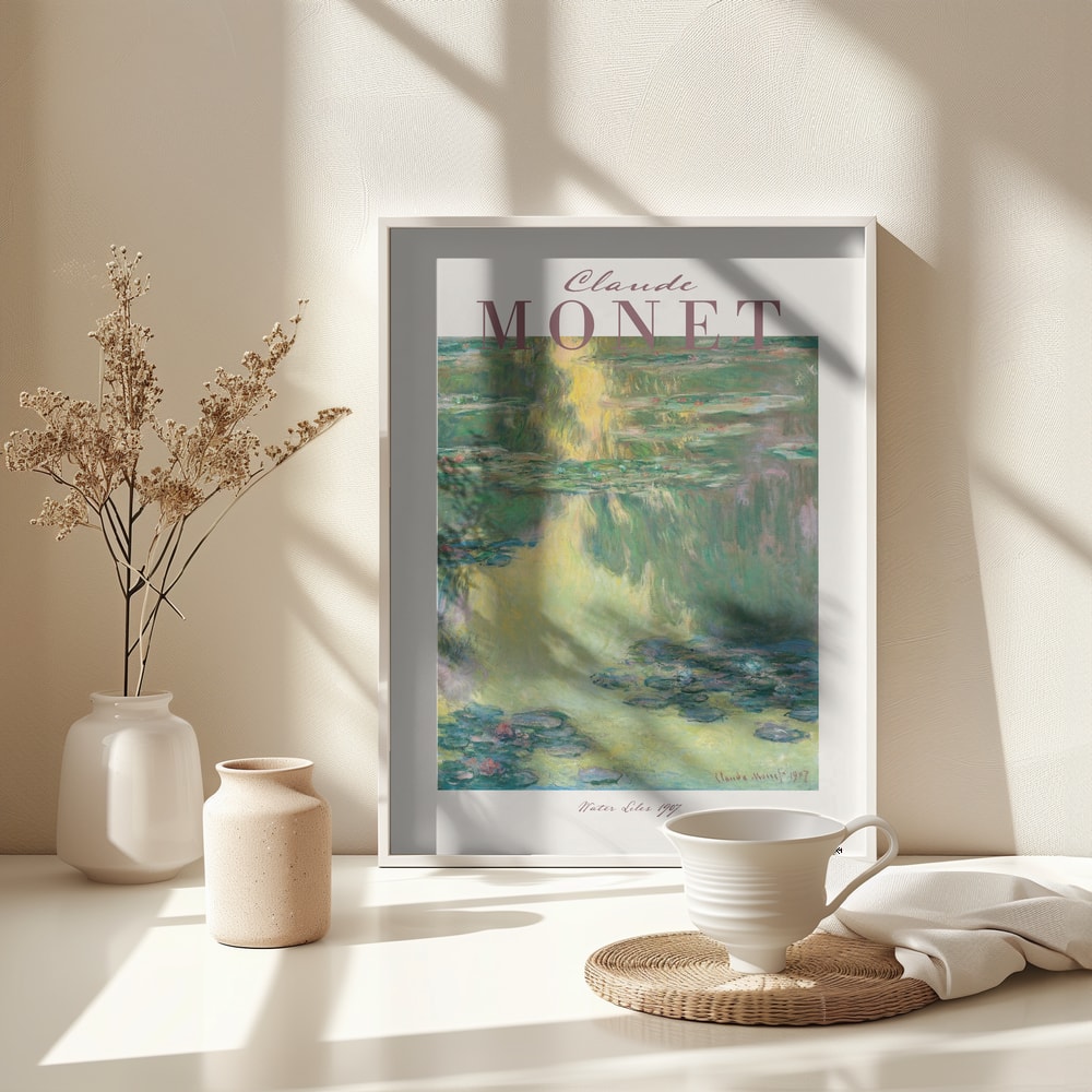 Ausstellungsplakat Claude Monet mit Seerosen auf grünem Wasser, roséfarbener Schriftzug