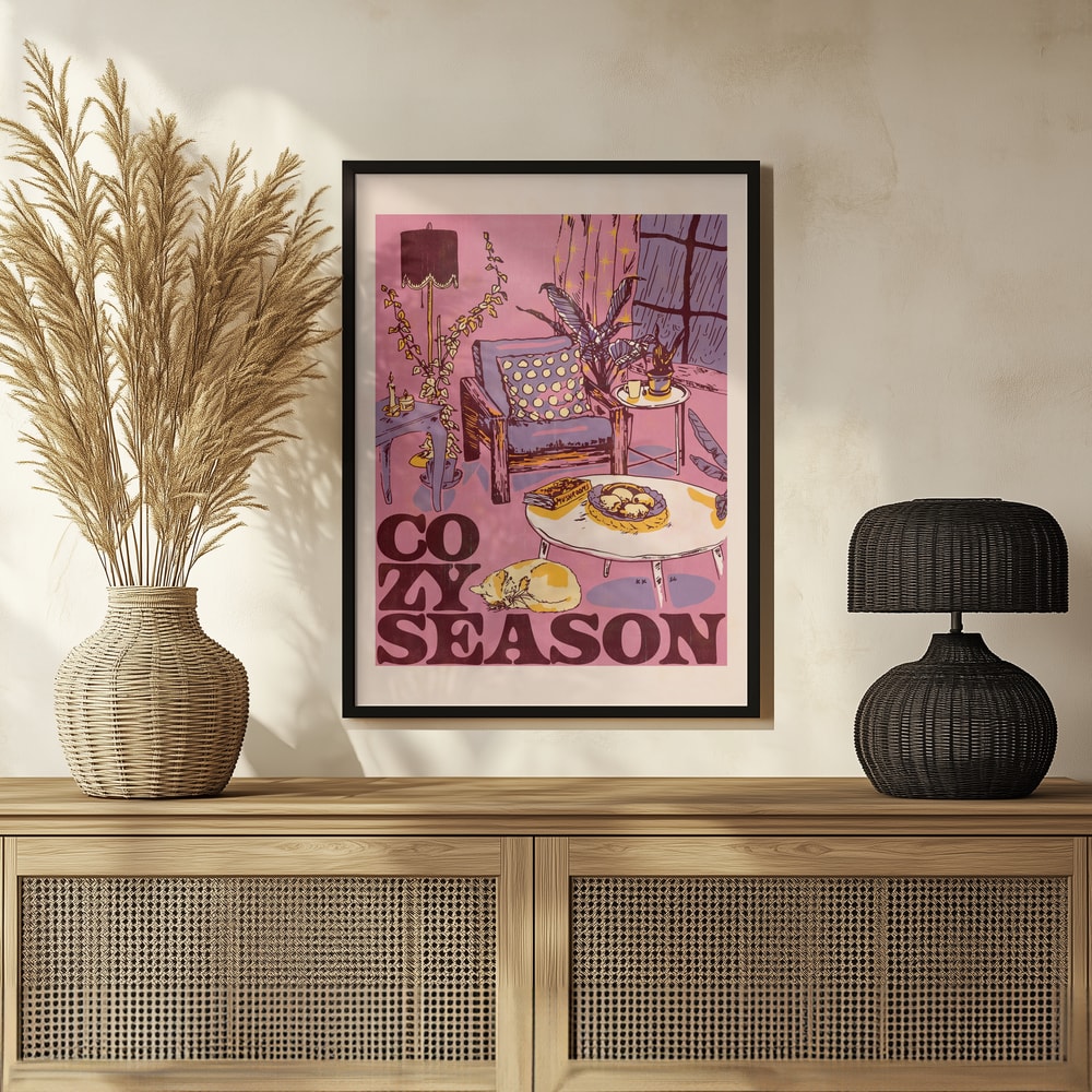 Illustration eines gemütlichen Wohnzimmers mit Sessel, Pflanzen und schlafender Katze, Schriftzug Cozy Season