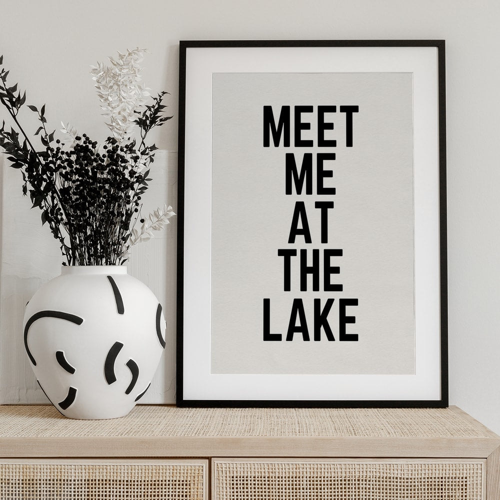 Schwarzer Schriftzug Meet Me at the Lake auf hellem Hintergrund