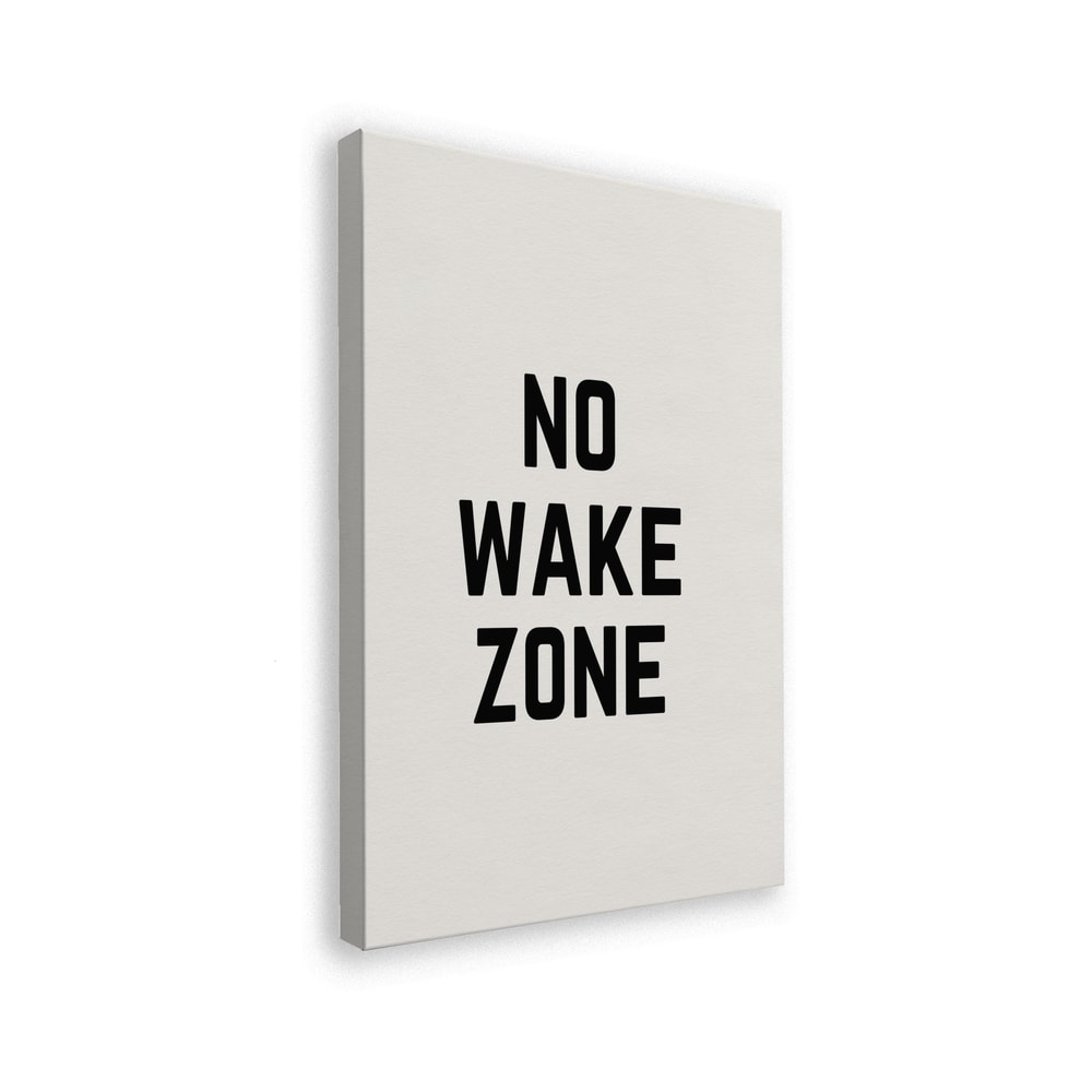 Schwarzer Schriftzug No Wake Zone auf hellem Hintergrund