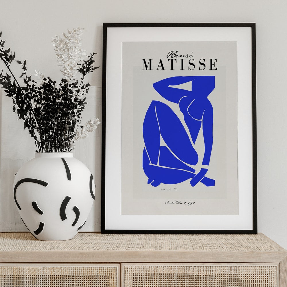 Ausstellungsplakat Henri Matisse mit blauem Scherenschnitt einer sitzenden Figur