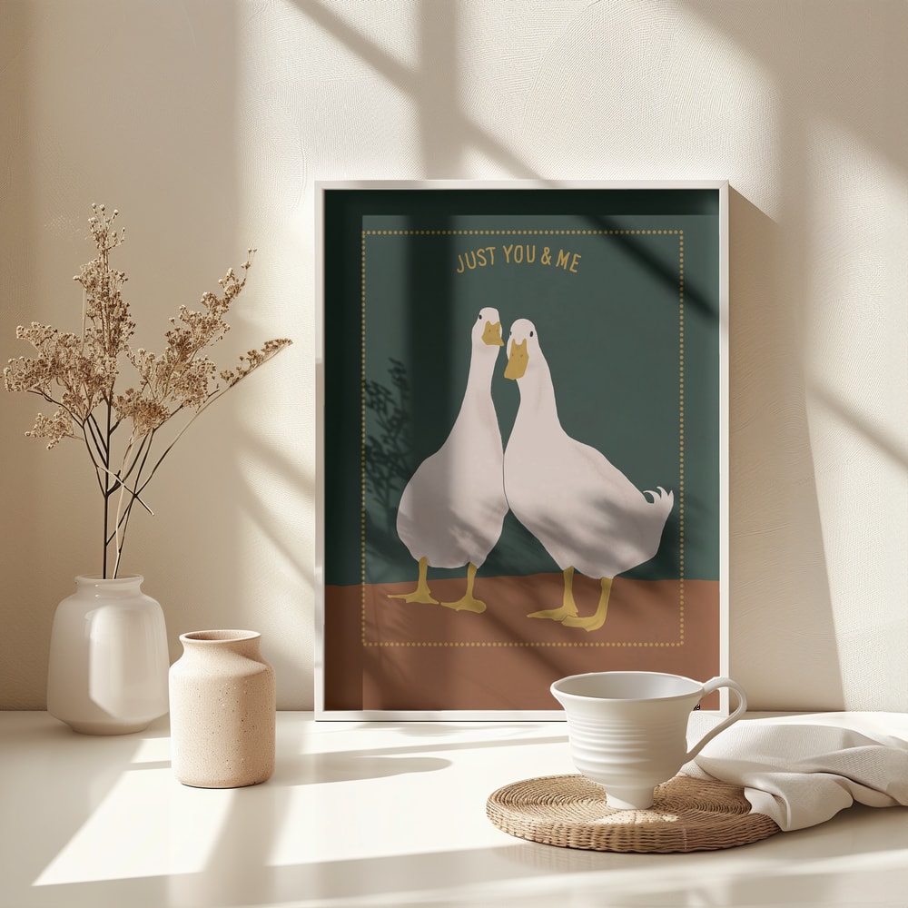 Zwei weiße Enten nebeneinander auf grünem Hintergrund mit Schriftzug Just You & Me