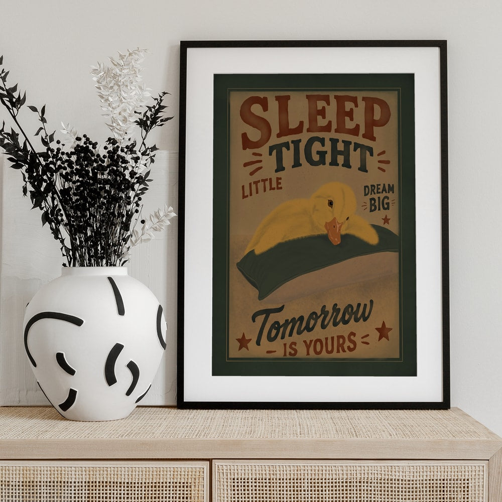 Retro-Plakat mit schlafendem gelbem Entenküken und Schriftzug Sleep Tight Little, Dream Big, Tomorrow is yours