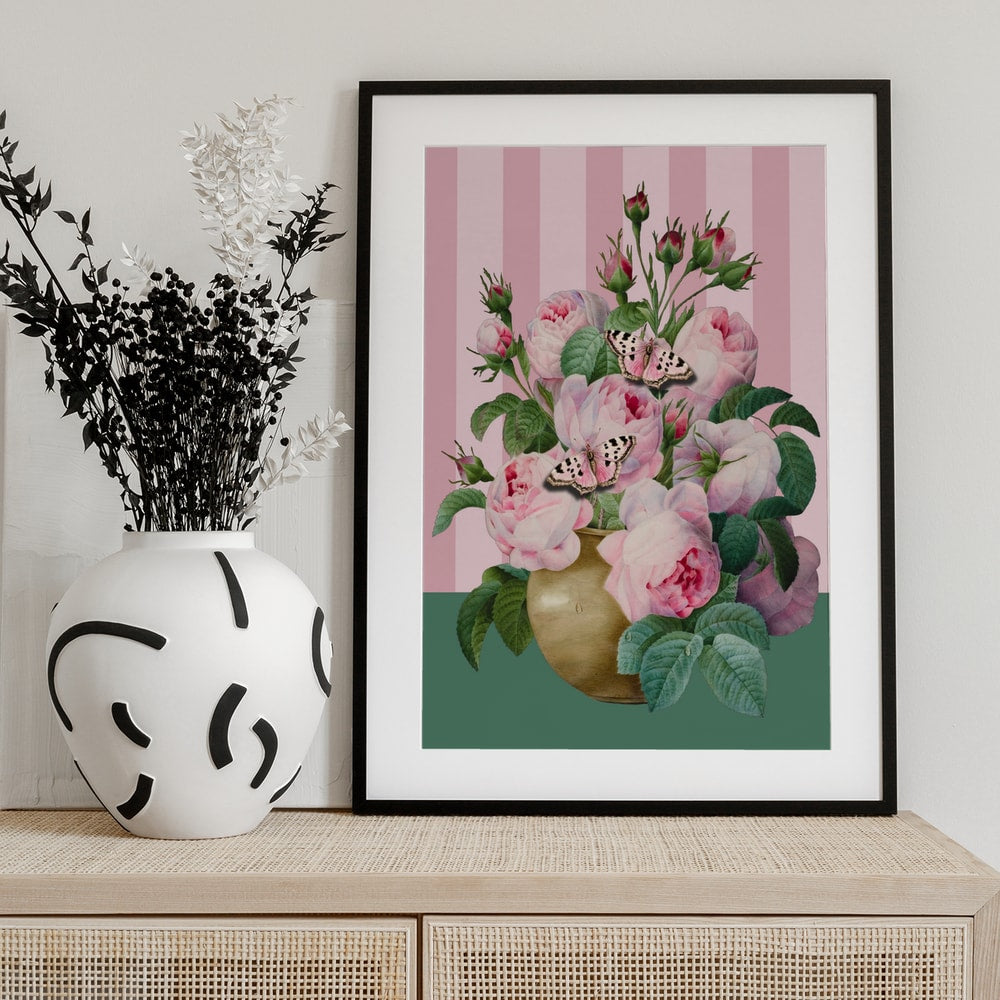 Illustration rosa Rosen in goldener Vase mit Schmetterlingen vor rosa gestreiftem Hintergrund