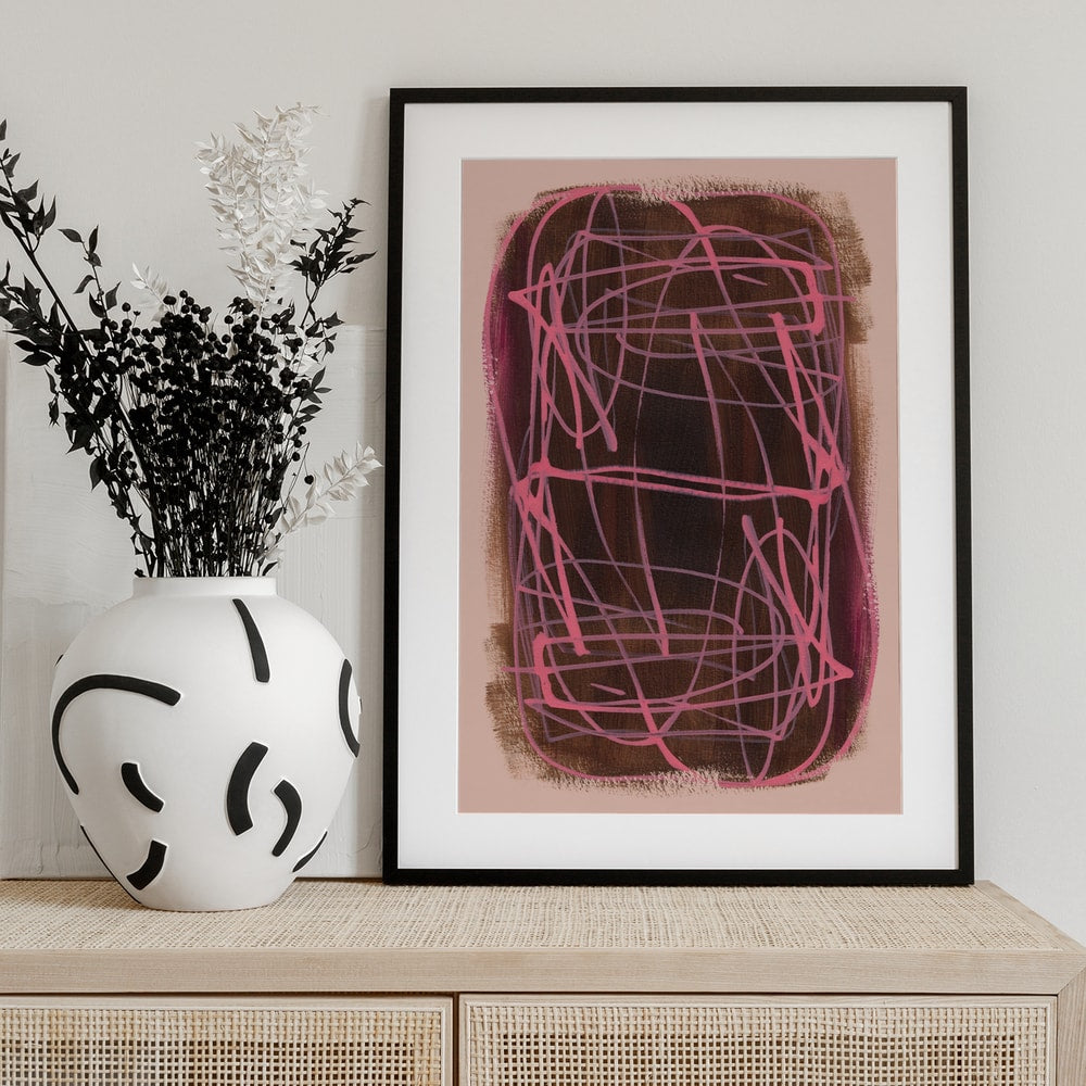 Abstraktes Knäuel aus pinken Linien auf dunkelbraunem Feld mit rosa Rand