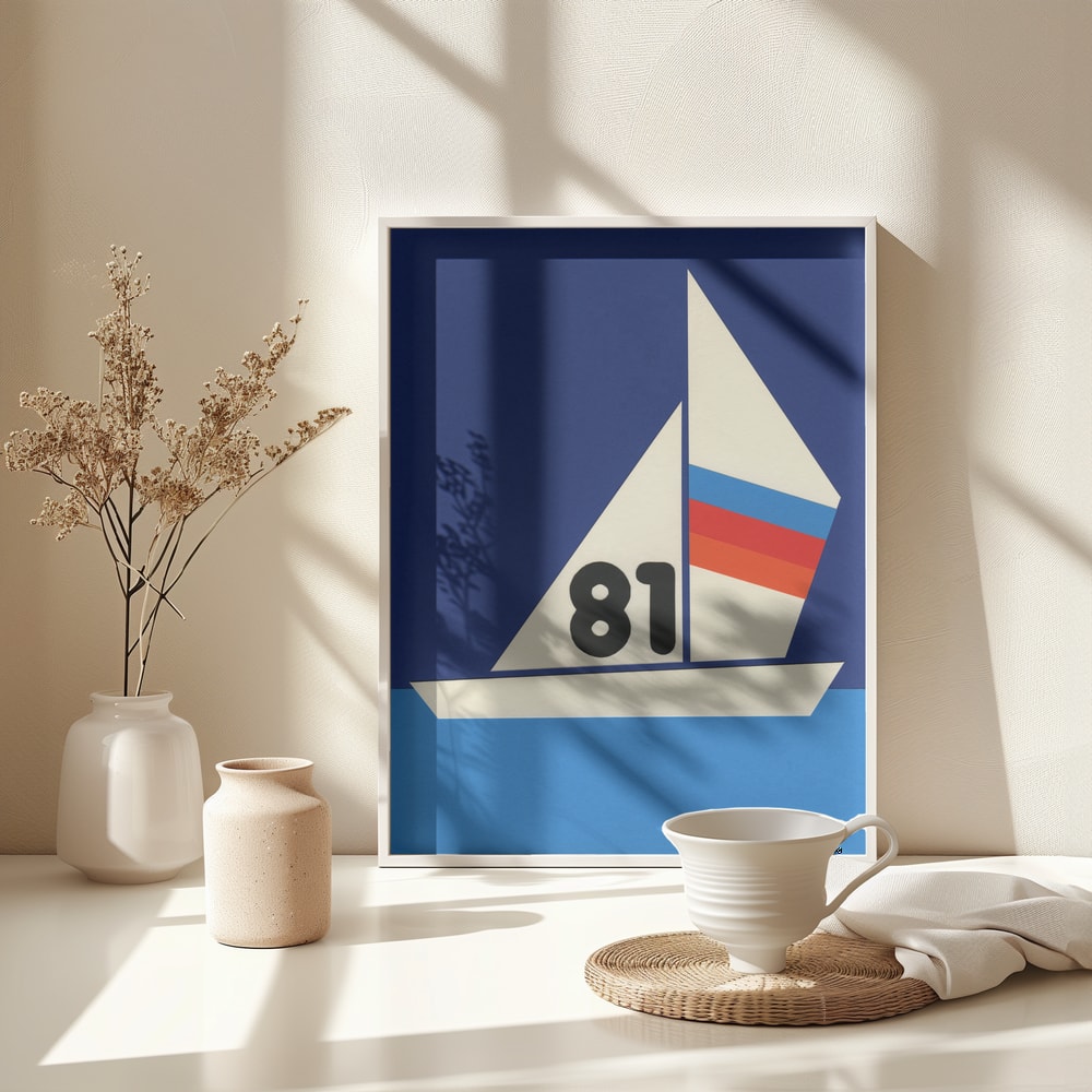 Grafische Illustration eines Segelboots mit Nummer 81 und gestreiftem Segel auf blauem Wasser
