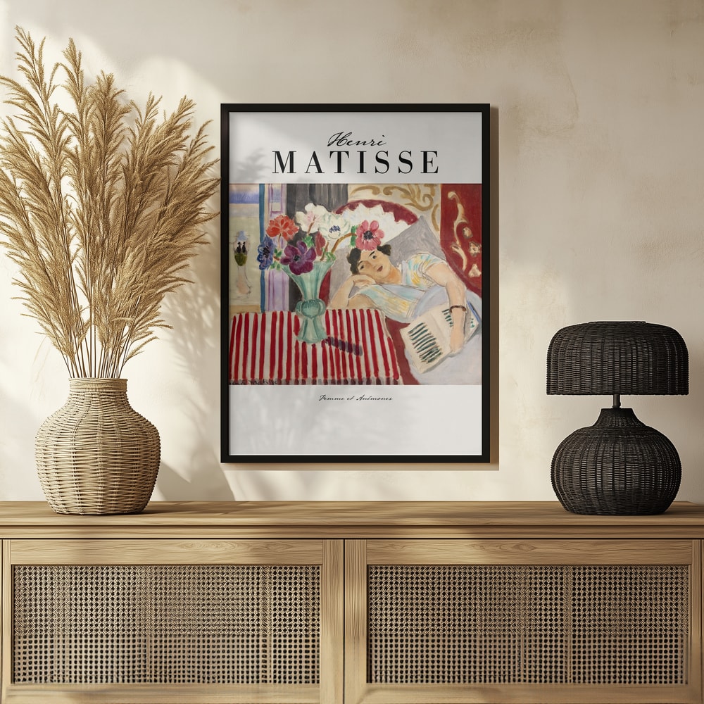 Ausstellungsplakat Henri Matisse mit Frau neben einer Vase mit Anemonen in einem bunten Interieur