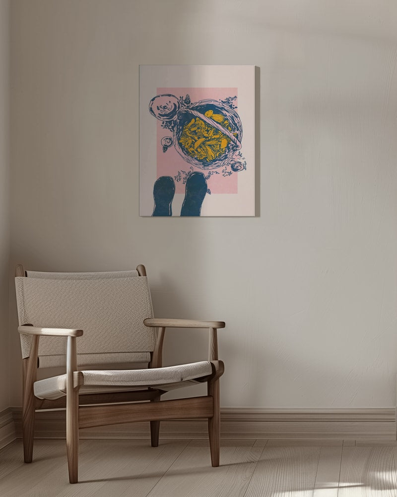 Illustration eines Korbs mit gelben Pilzen und zwei Gummistiefeln von oben auf rosa Hintergrund