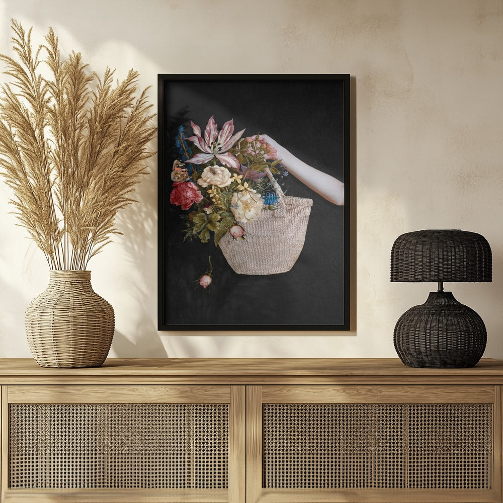 Collage einer Hand mit geflochtenem Korb voller Blumen vor schwarzem Hintergrund