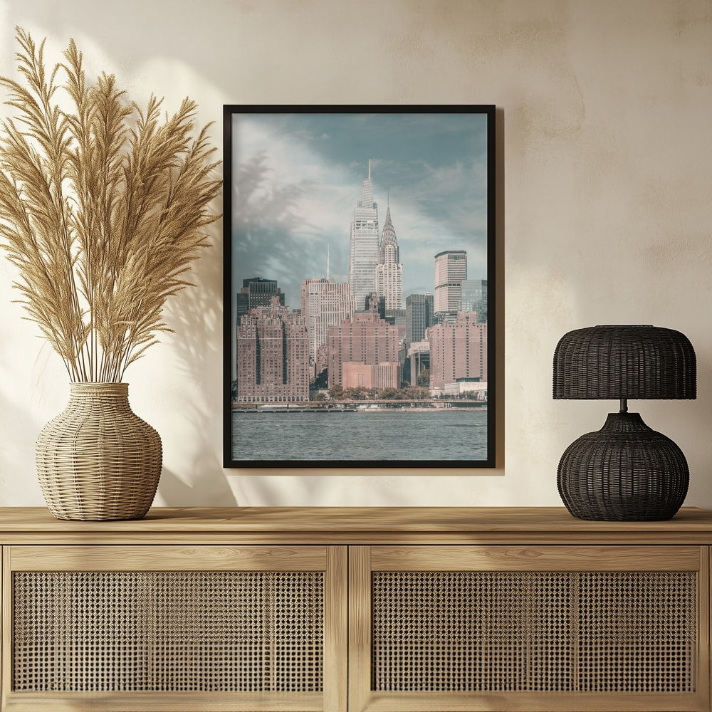 Fotografie der Skyline von Midtown Manhattan mit Chrysler Building vom Wasser aus