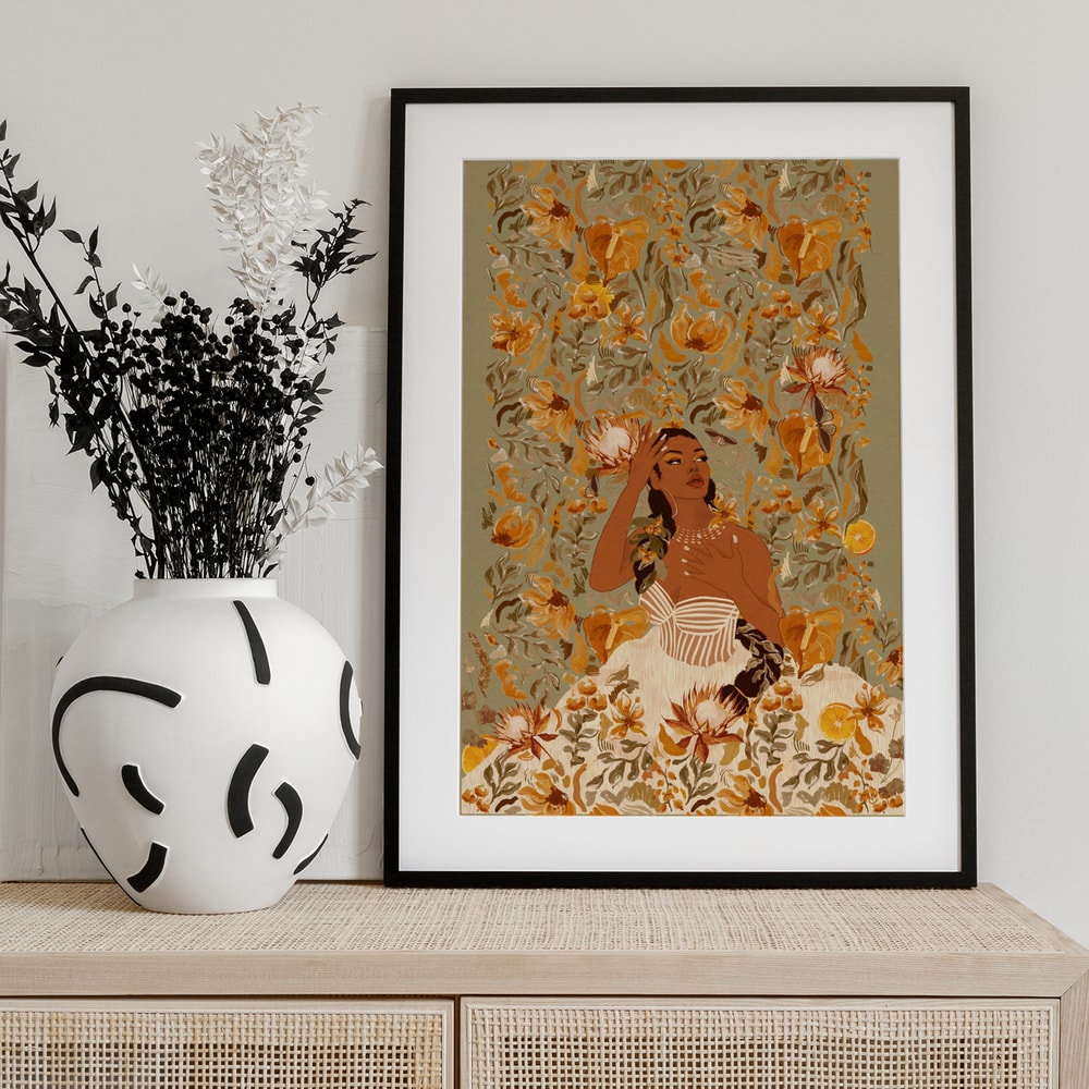 Illustration einer Frau mit geflochtenem Haar zwischen orangen Blüten auf grünem Hintergrund