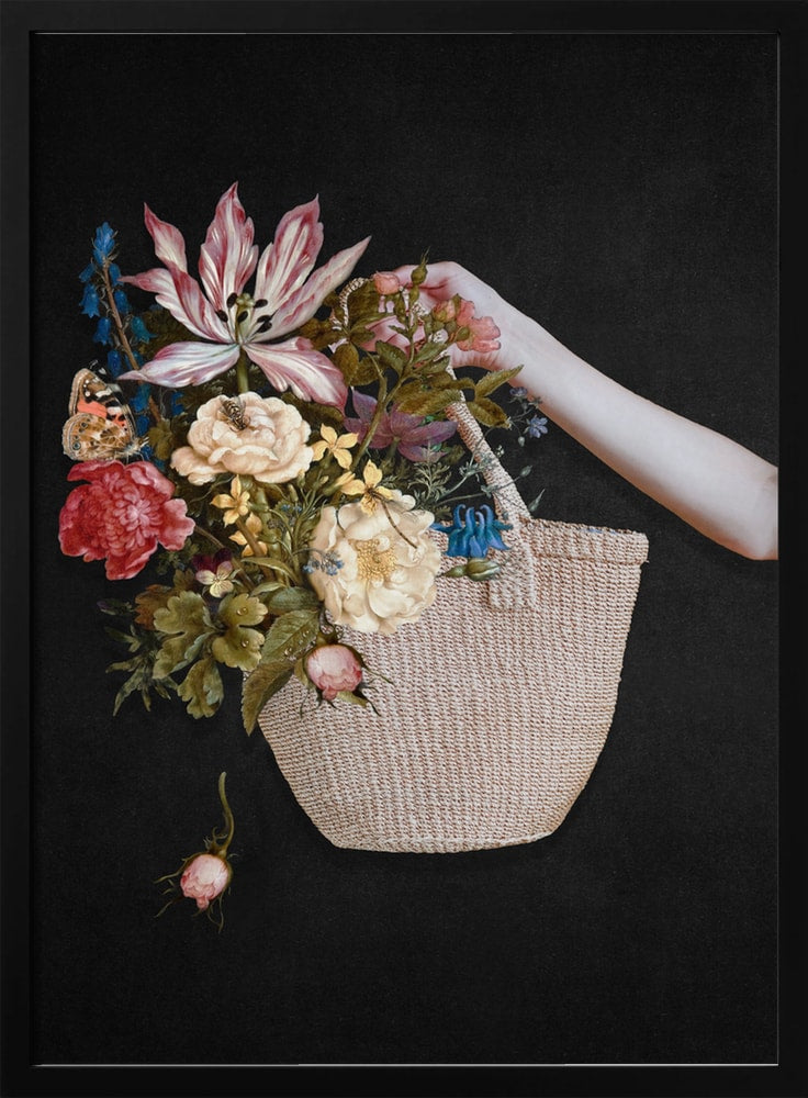 Collage einer Hand mit geflochtenem Korb voller Blumen vor schwarzem Hintergrund