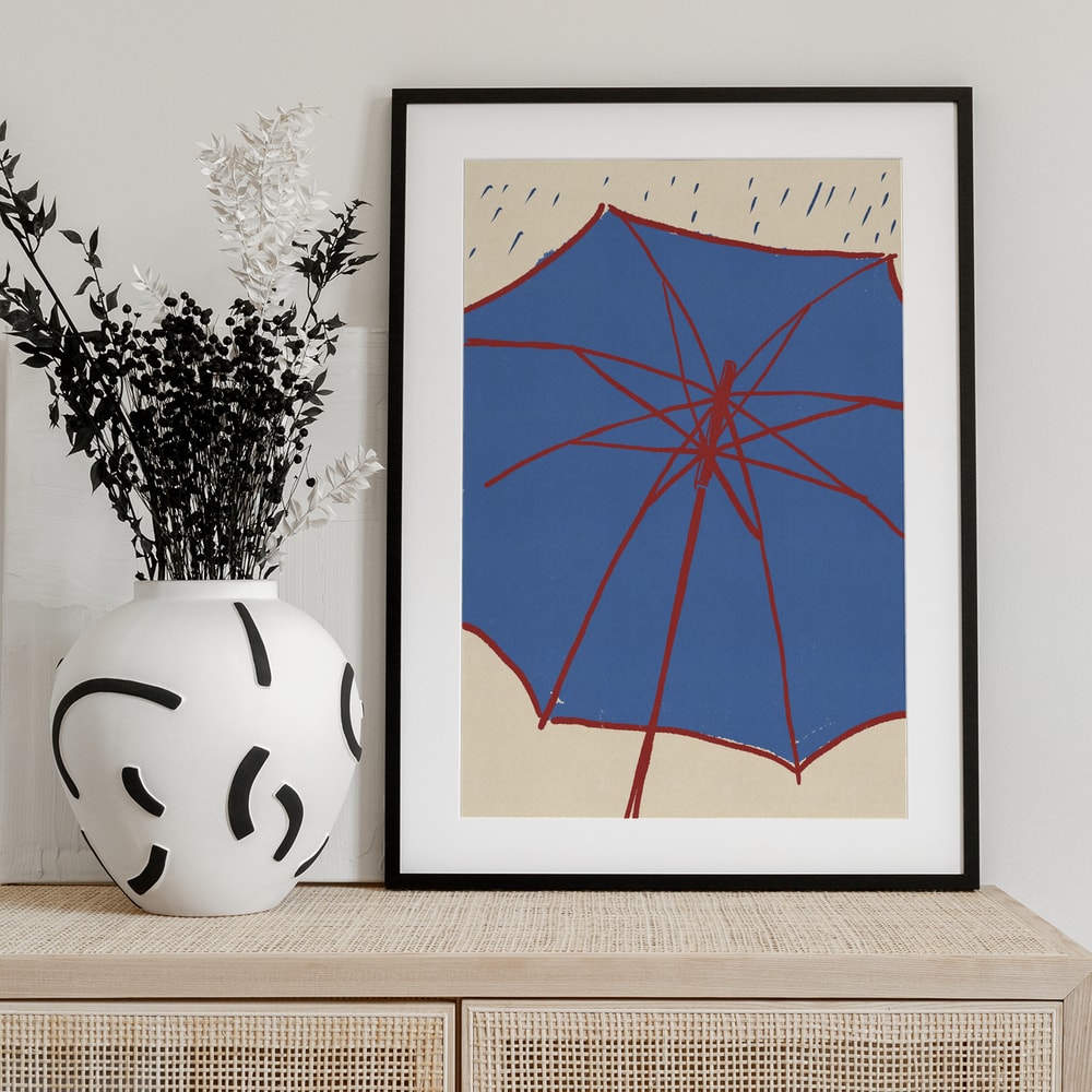 Illustration eines blauen Regenschirms mit roten Streben und Regentropfen auf hellem Hintergrund