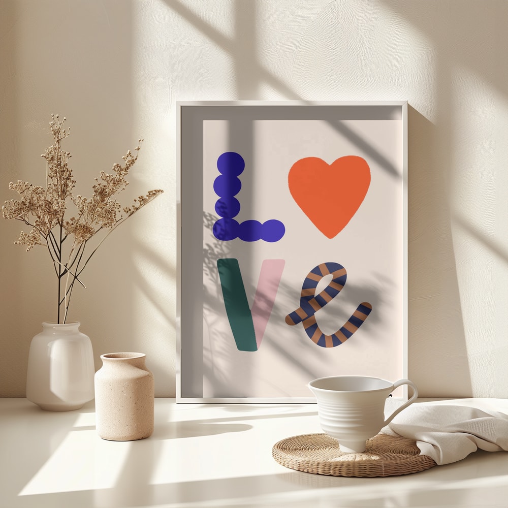 Bunter Schriftzug Love mit orangem Herz statt O auf hellem Hintergrund