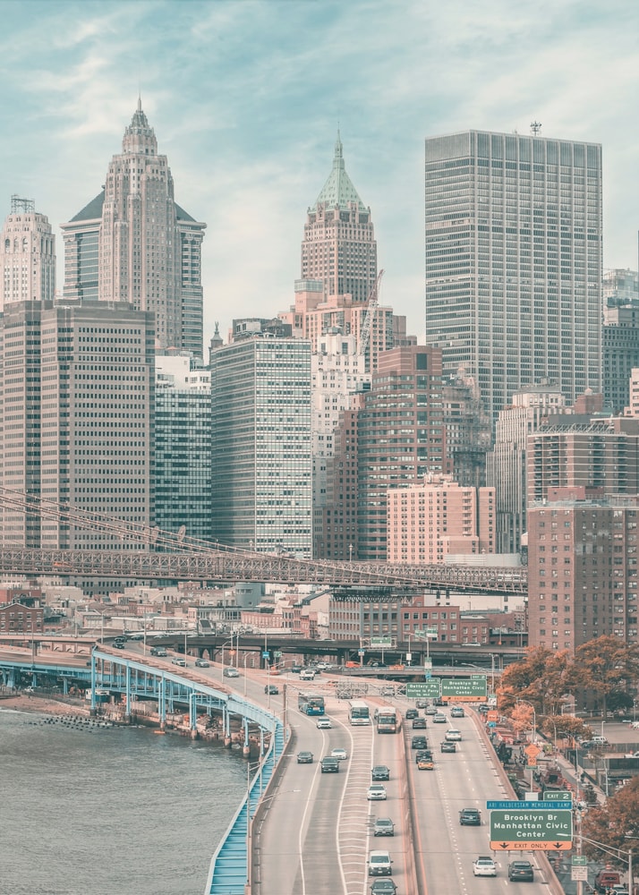 Fotografie der Skyline von Manhattan mit Uferstraße und Autoverkehr am Fluss