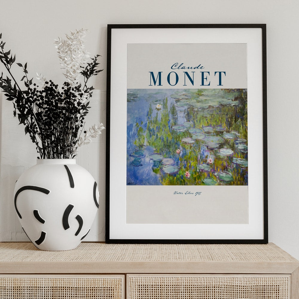 Ausstellungsplakat Claude Monet mit Seerosen auf blau-violettem Wasser, blauer Schriftzug