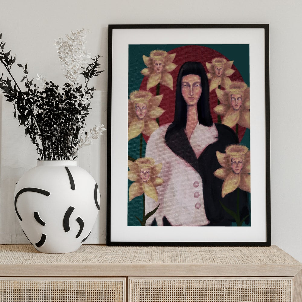Surreales Gemälde einer Frau mit dunklem Haar zwischen gelben Narzissen mit Gesichtern