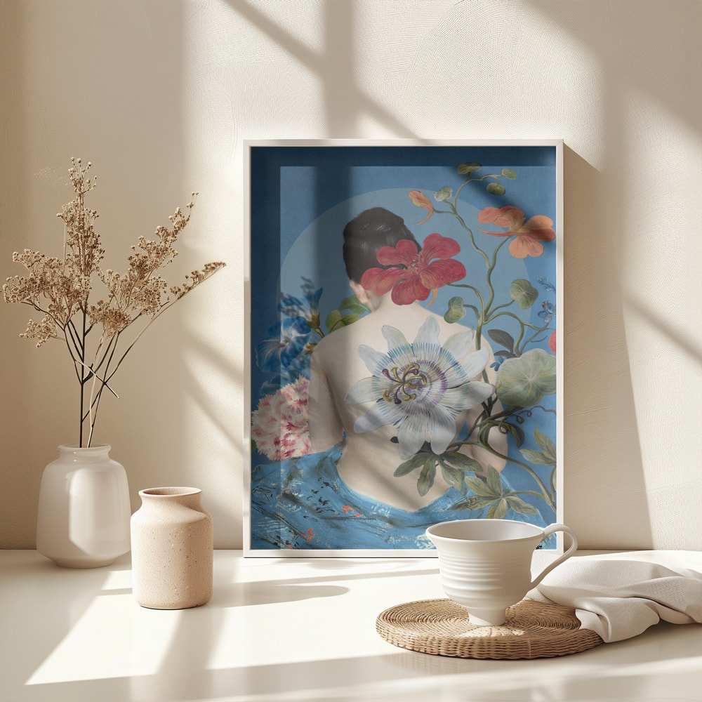 Collage einer Frau von hinten mit Passionsblume, Hibiskus und Winden vor blauem Hintergrund