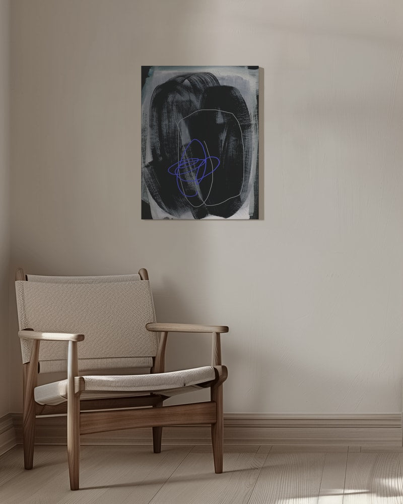 Abstrakte Malerei mit schwarzen Pinselstrichen und feinem blauem Linienknäuel