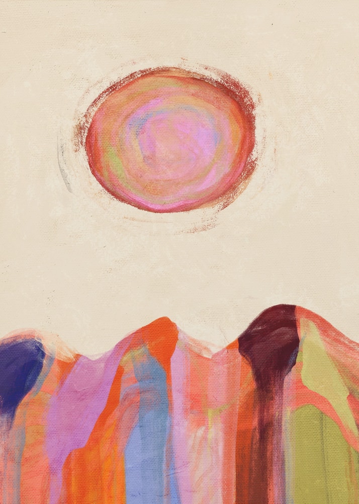 Gemalte Berge in Regenbogenfarben unter einer rosa-orangen Sonne