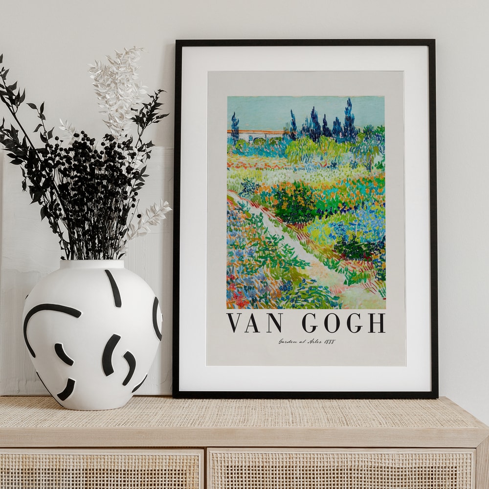 Ausstellungsplakat Vincent van Gogh mit dem Gemälde Garten in Arles, Schriftzug unten